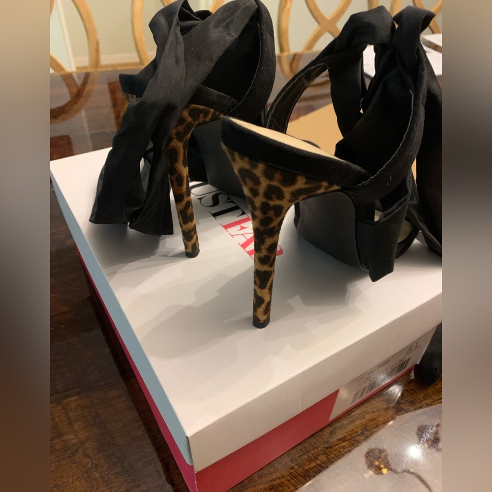 JustFab size 8 ankle wrap suede sandal with leopard heel